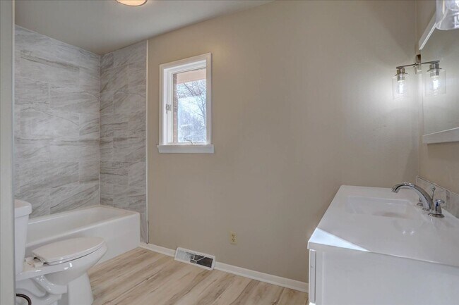 Building Photo - 3 Bedroom 3 Bathroom Home on a 1 Acre Lot