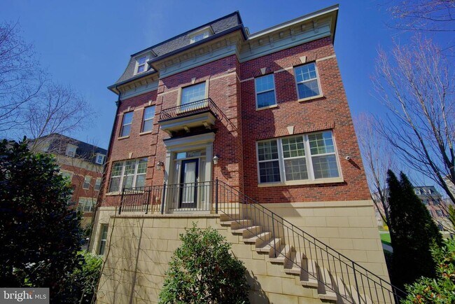Building Photo - 712 Sentry Square
