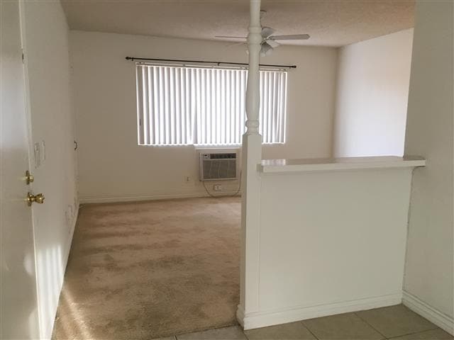Building Photo - Great Upstairs 2BD/1BA Condo, Community Po...