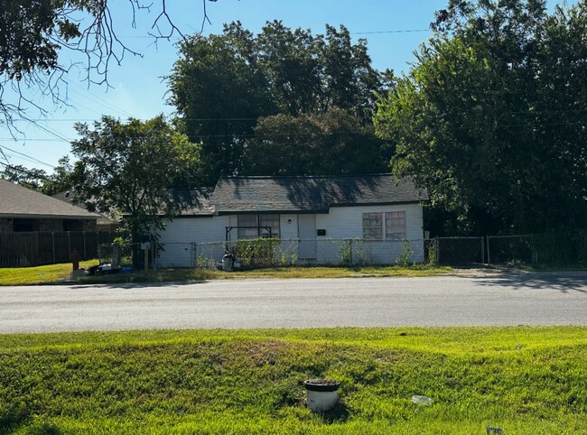 Building Photo - 3 bedroom/1 bathroom House In Copperas Cove