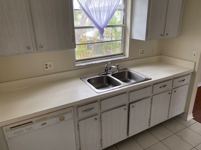 Building Photo - 6965 Avenue des Palais