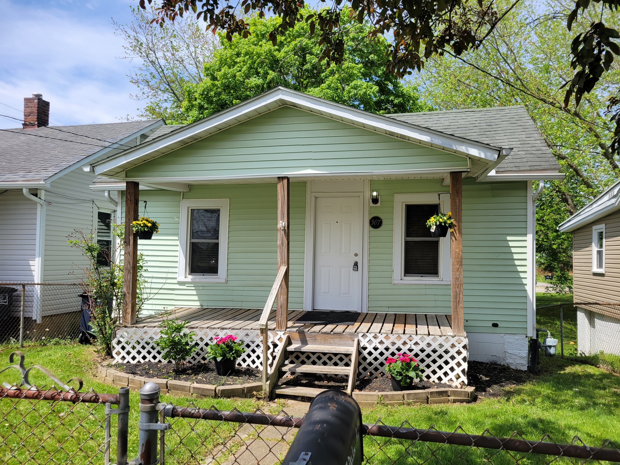 Building Photo - 307 Della Ave
