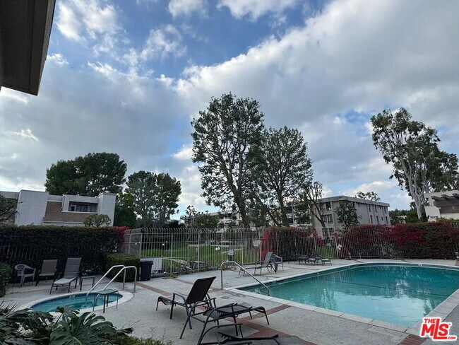 Building Photo - 15215 Magnolia Blvd