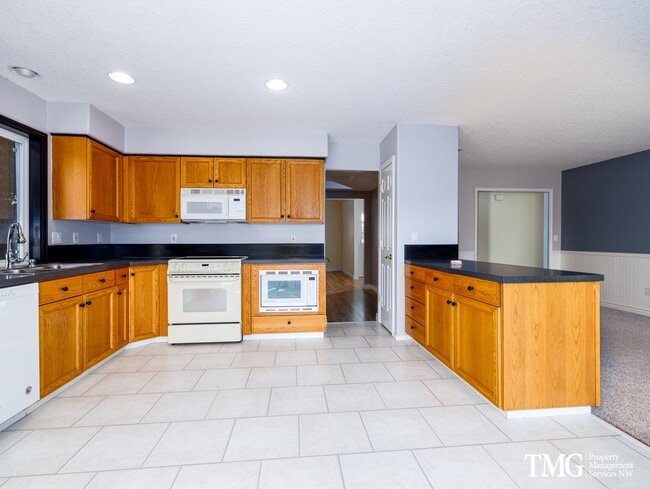 Building Photo - Charming Home Backing to Greenbelt, Near Lacamas Lake and Local Amenities