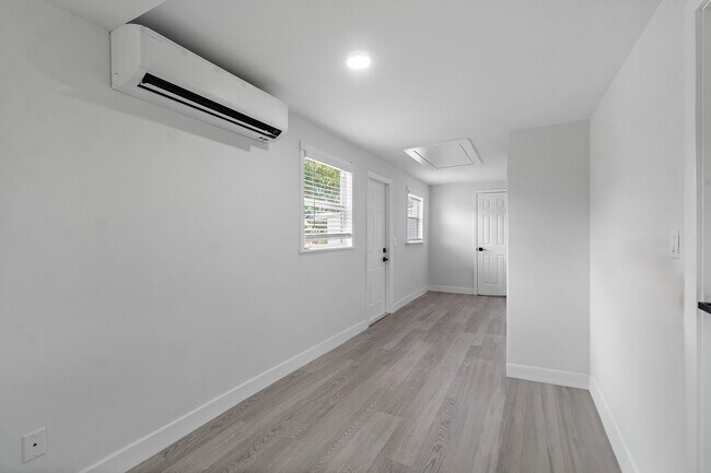 Building Photo - 137 SW 9th Ave