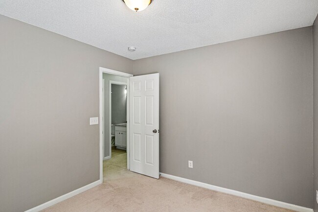 Building Photo - Great 3 Bedroom Home with Large Yard and 1 Car Garage! Raleigh-Available July 15th!