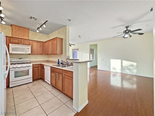 Building Photo - 6868 Sky Pointe Dr