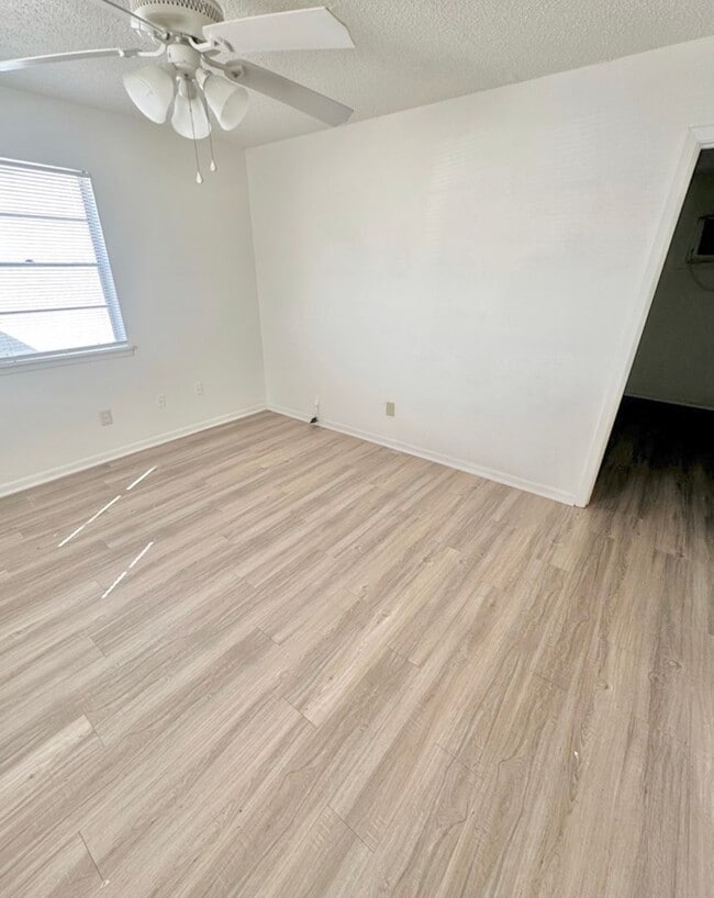 Building Photo - AVAILABLE NOW!