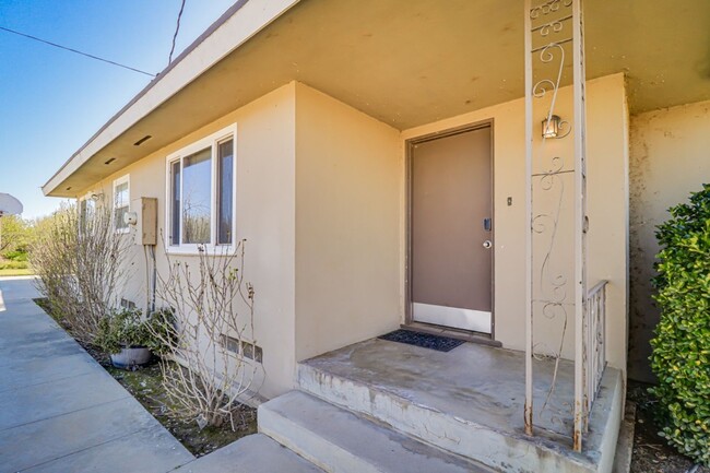 Building Photo - Charming Farmhouse Retreat in Northwest Bakersfield!