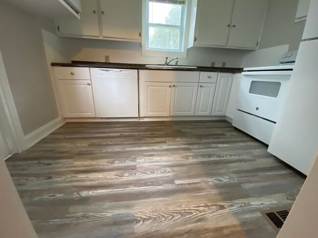 Building Photo - Charming 3 bedroom home in the heart of do...