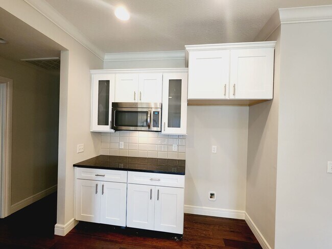 Building Photo - 5040 E Hedgerow Dr