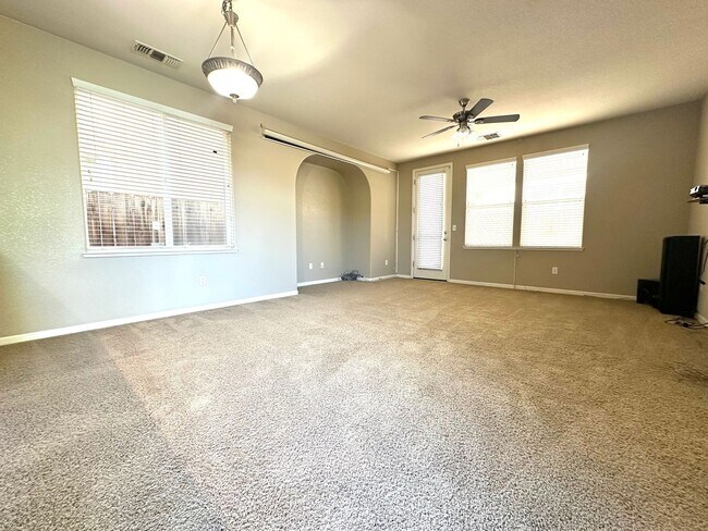 Building Photo - Spacious Home in Prime Turlock Location