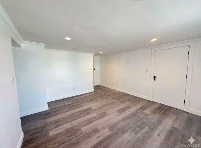 Building Photo - 610 Laurelton Blvd