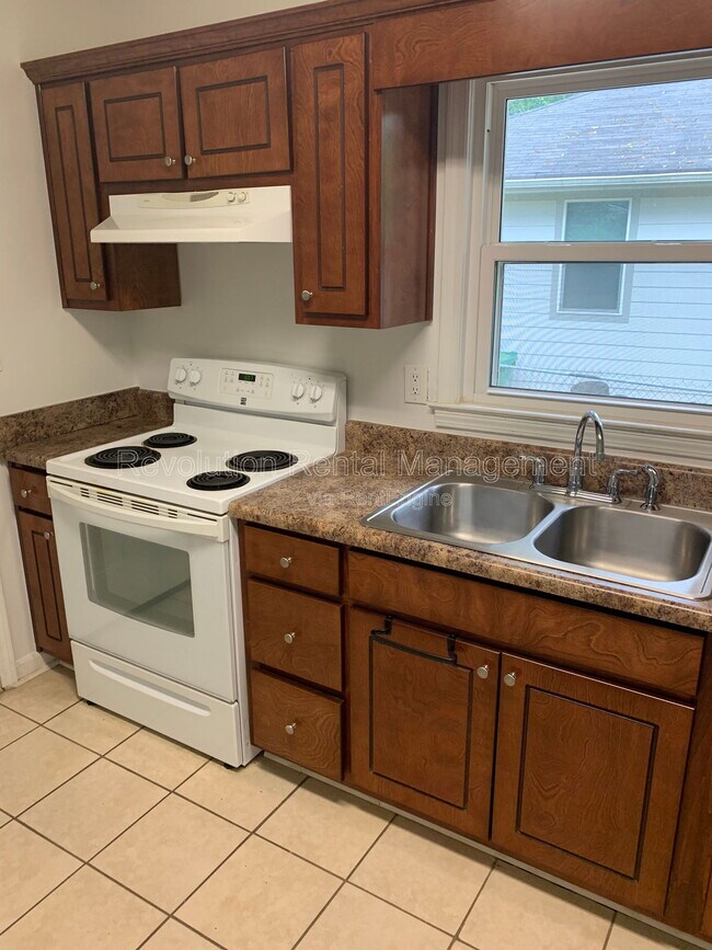 Building Photo - 2715 Larkspur Dr SE