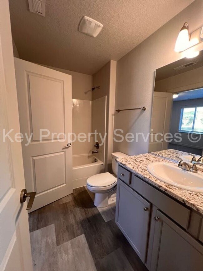 Building Photo - Woodland Townhome Just Minutes from i5