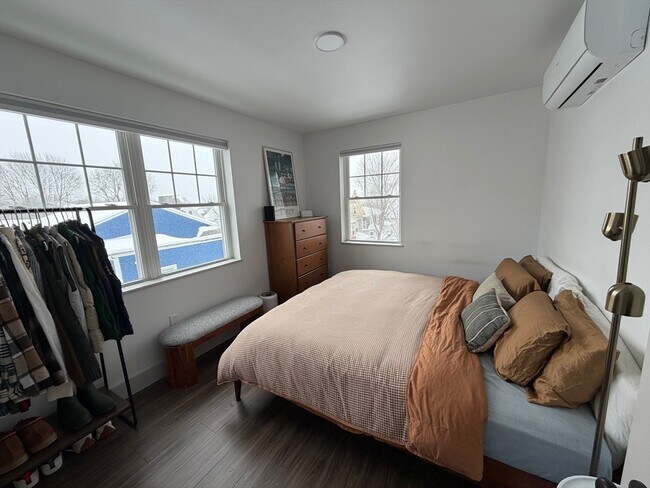 Building Photo - 5 W Dane St