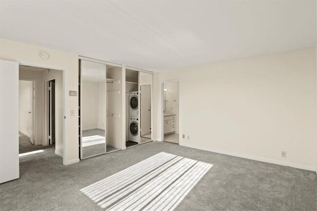 Building Photo - 2501 East Ave