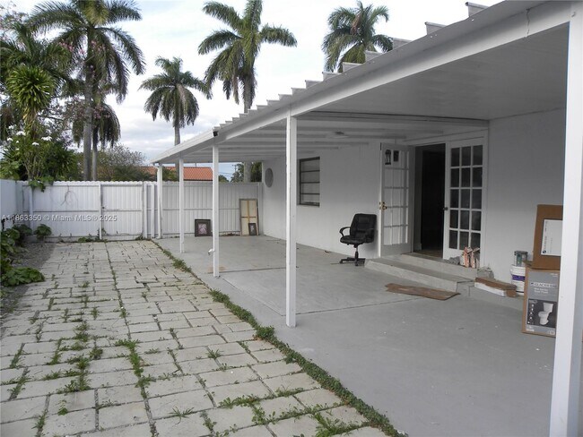 Building Photo - 9860 SW 48th St