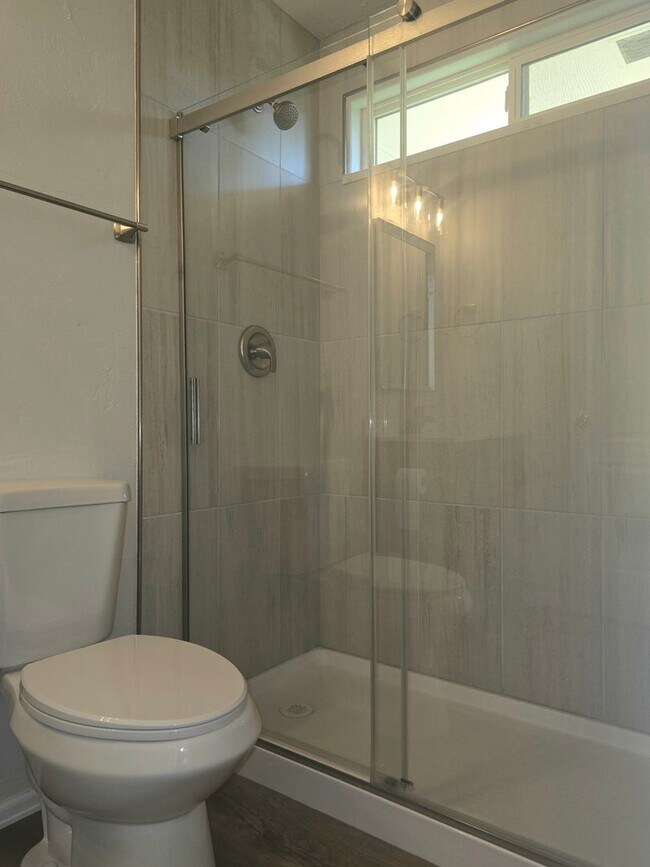 Building Photo - Beautiful townhouse with updated bathrooms. Available now!