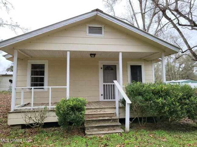 Building Photo - Cute home in Leakesville