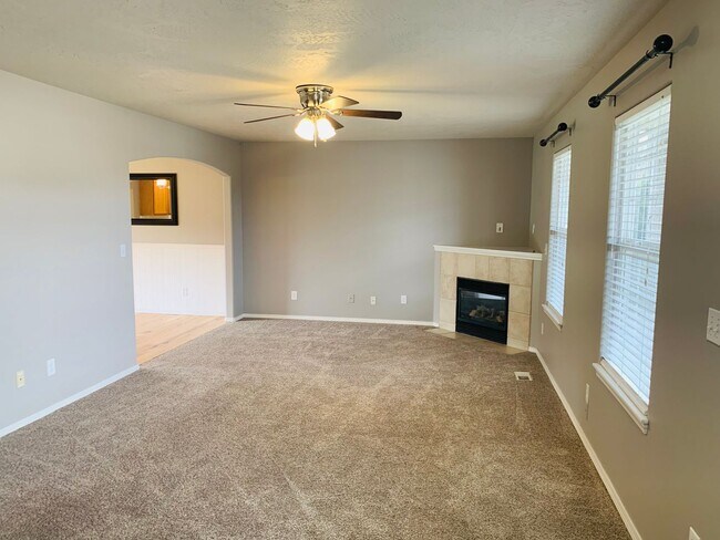 Building Photo - Beautiful Home with Separate Office/Bonus ...