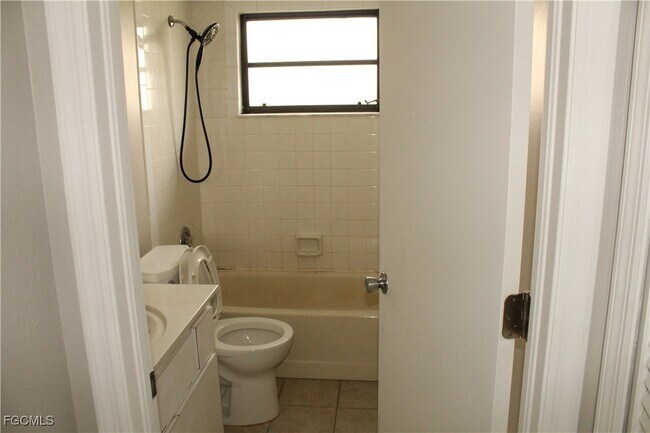 Building Photo - 630 SE 13th Ct