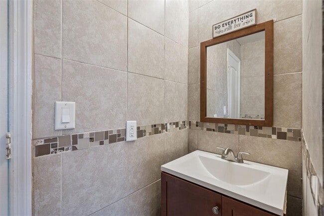 Building Photo - 715 S Westmoreland Dr