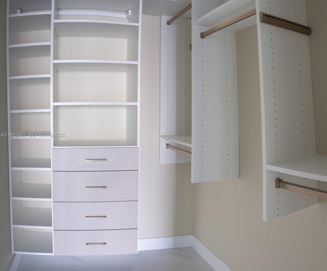 Building Photo - 700 NE 24th St