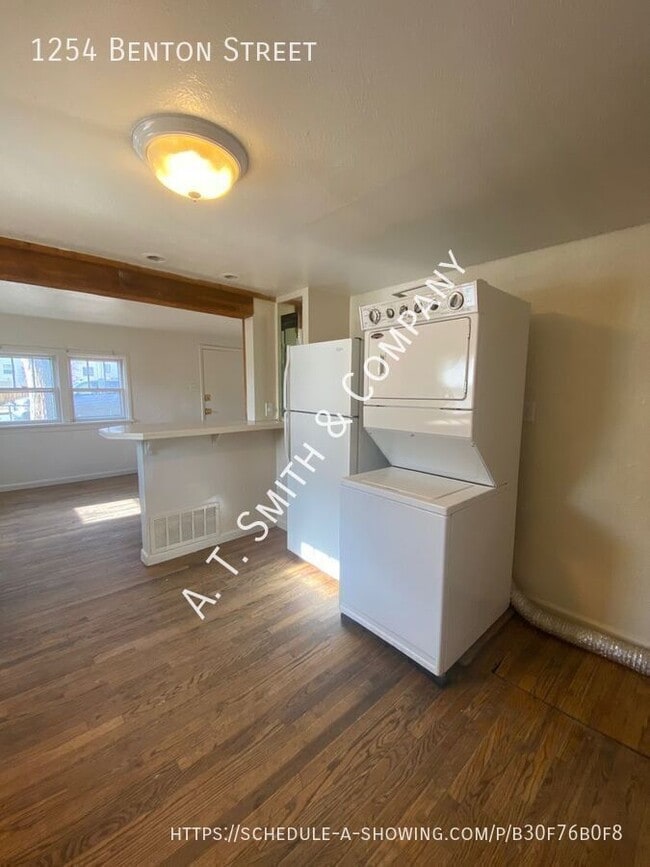 Building Photo - 1254 Benton St