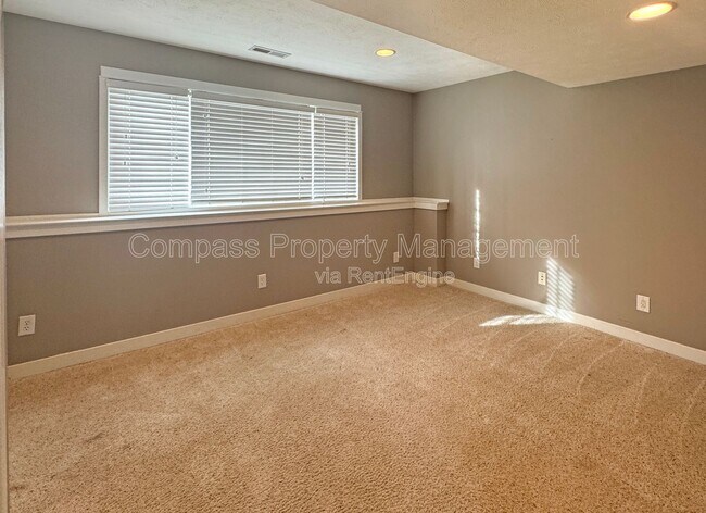 Building Photo - 2565 Orchard View Dr NE
