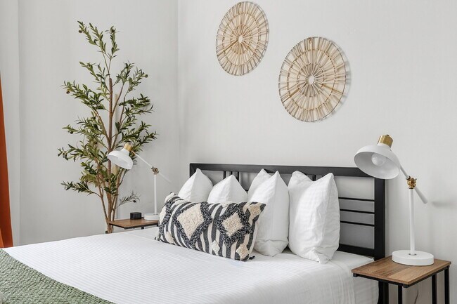 Building Photo - Preleasing for July 15, 2027 | Fully Furnished 3BR Near USC