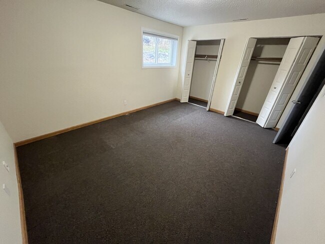 Building Photo - Newly Remodeled 2 Bedroom Unit in Family a...