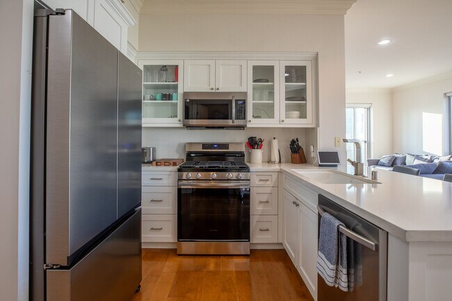 Building Photo - Stunning Corner Condo with City Views in the Heart of Gaslamp