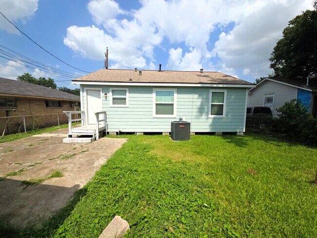 Building Photo - 3603 E Lockwood Dr