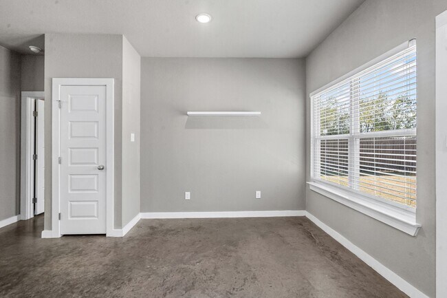 Building Photo - Amazing in Alvarado