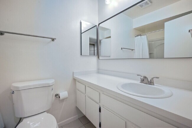 Building Photo - 1/2 off 1st month rent move in special at the Bluffs!!!