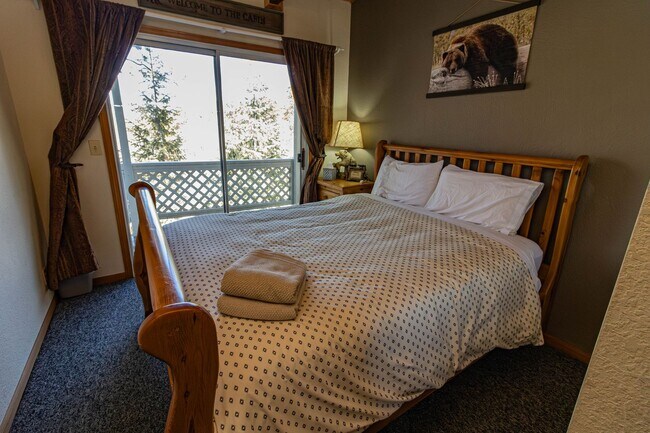 Building Photo - Spacious Three Bedroom located in Moonridge