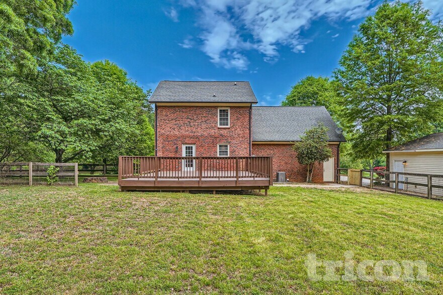 Building Photo - 2201 Fox Hunt Dr