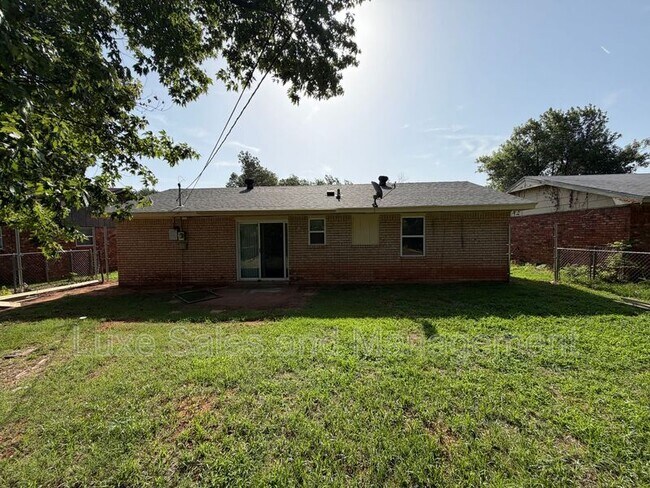 Building Photo - 205 S Meadow Ln