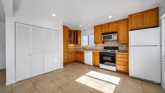 Kitchen - 475 Carroll Ave