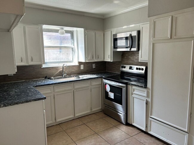 Building Photo - 2211 Granada Dr