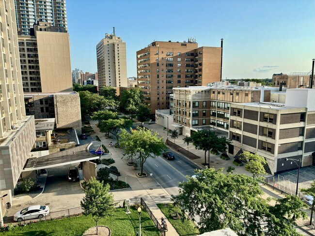 Building Photo - 6157 N Sheridan Rd