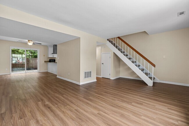Building Photo - Charming 3-Bedroom Townhome in Virginia Beach.