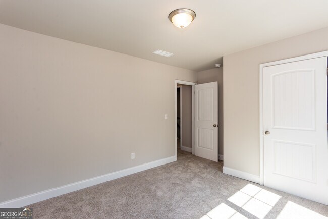 Building Photo - 3352 Landings S Dr SW