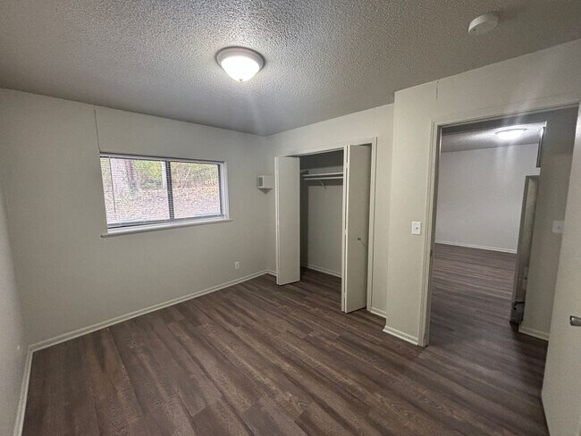 Building Photo - Renovated 1 Bed, 1 Bath Apartment at the B...