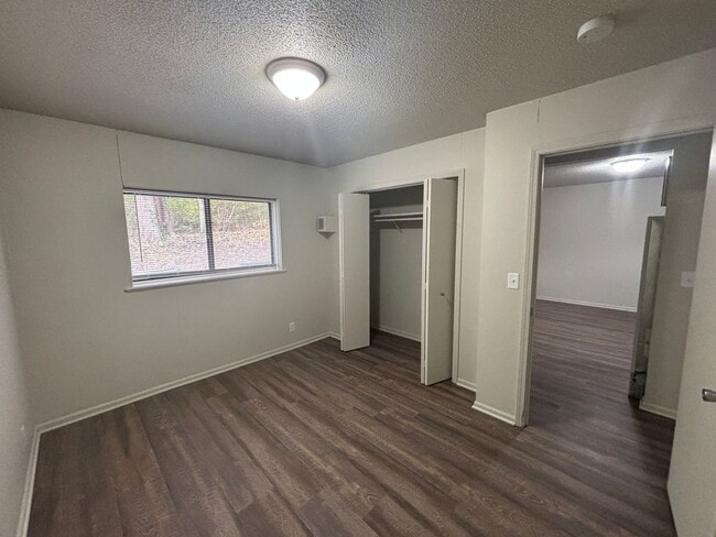 Building Photo - Renovated 1 Bed, 1 Bath Apartment at the Brookside Apartments!