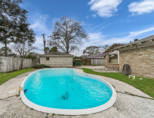 Building Photo - 5807 Burlinghall Dr