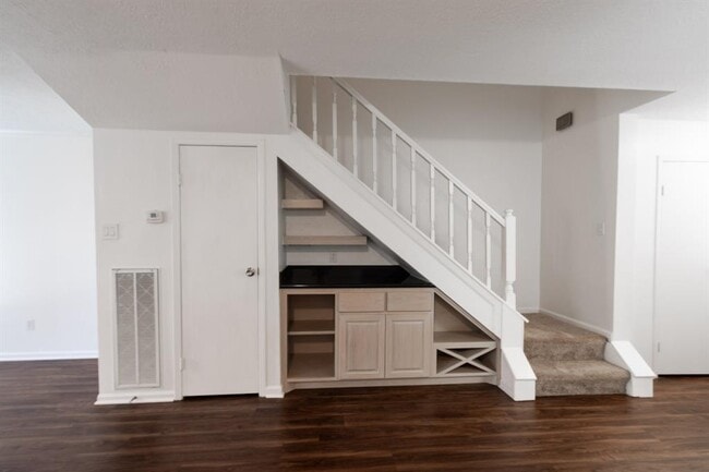Building Photo - 17283 Saturn Ln