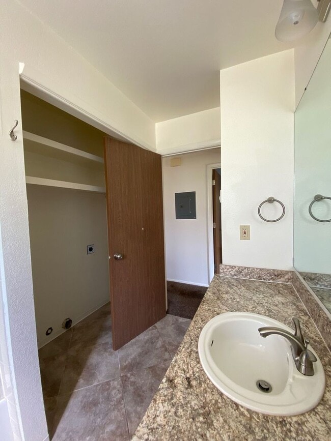 Building Photo - Nice Apartment