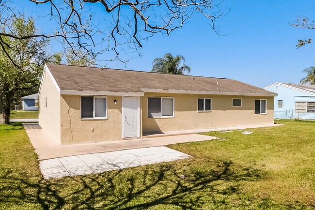 Building Photo - 1941 SE Oxmoor Terrace